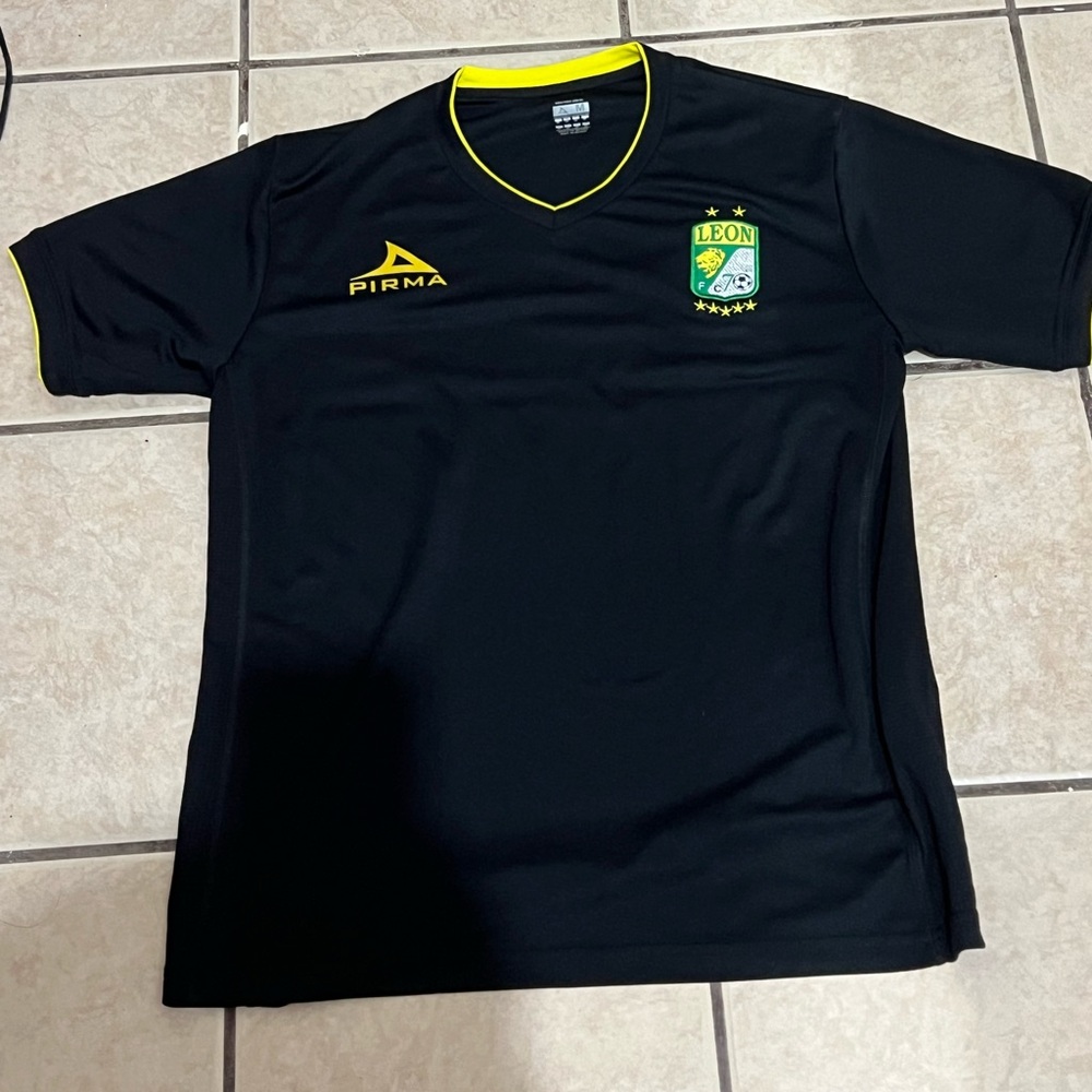 Club León Training Jersey Liga MX Size Medium
men’s